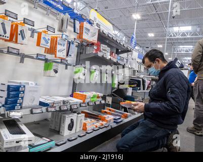 Bellevue, WA USA - ca. Dezember 2021: Abgewinkelte Ansicht eines kaukasischen Mannes, der Computerzubehör in einem Best Buy Elektronikgeschäft kauft. Stockfoto