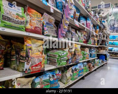 Woodinville, WA USA - ca. Februar 2022: Abgewinkelte Ansicht der Kaninchenfutter-Abteilung eines Petsmart-Haustierwarenladens. Stockfoto