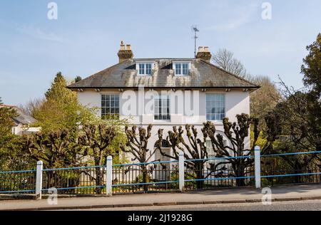 Hungerford, eine Stadt in der englischen Grafschaft Barkshire, ist ein klassisch proportioniertes, symmetrisches Stadthaus im georgianischen Stil mit einem Schiefer-Ziegeldach und Dachfenstern Stockfoto