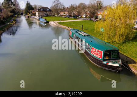 Das Schmalboot „The Rose of Hungerford“ vertäute am Ufer des Kennet- und Avon-Kanals in Hungerford, einer Marktstadt in der englischen Grafschaft „The Rose of Hungerford“ Stockfoto