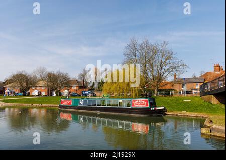 Das Schmalboot „The Rose of Hungerford“ vertäute am Ufer des Kennet- und Avon-Kanals in Hungerford, einer Marktstadt in der englischen Grafschaft „The Rose of Hungerford“ Stockfoto