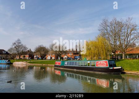 Das Schmalboot „The Rose of Hungerford“ vertäute am Ufer des Kennet- und Avon-Kanals in Hungerford, einer Marktstadt in der englischen Grafschaft „The Rose of Hungerford“ Stockfoto