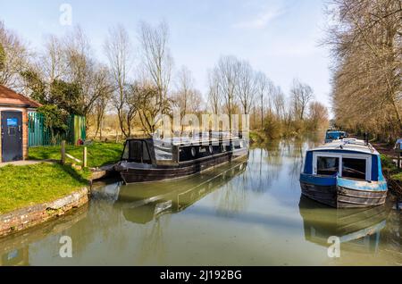 Narrowboats vertäuten an den Ufern und Schlepptaufen des Kennet und Avon Kanals in Hungerford, einer Marktstadt in berkshire, England Stockfoto