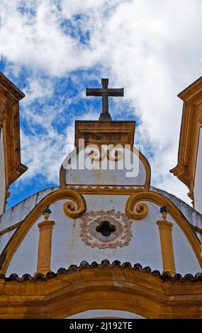 Kreuz auf der barocken Kirche, Ouro Preto, Brasilien Stockfoto