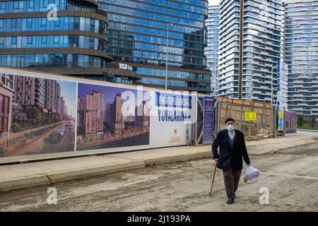 23. März 2022: Szenen des täglichen Lebens in Fibirtepe, einem der größten urbanen Transformationprojekte Istanbuls im Stadtteil Kadikoy in Istanbul, Türkei, am 23. März 2022. Das Viertel Fikirtepe war eine der ersten Zonen, die als Teil des ehrgeizigen Stadtumwandlungsprojekts der Regierung in Istanbul ausgewählt wurden. Fünfzehn Jahre später wurde der Prozess mit Rechtsstreitigkeiten und Meinungsverschiedenheiten zwischen Bauunternehmern und Hausbesitzern durcheinander gebracht. (Bild: © Tolga Ildun/ZUMA Press Wire) Stockfoto