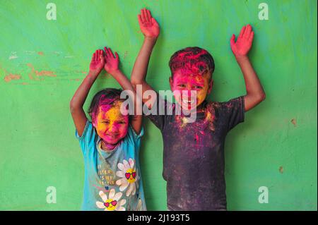 Bangladeschische Kinder aus Khan Tea Garden posieren für Fotos mit bemalten Gesichtern, nachdem sie bei der Feier des Th mit Farben wie Regenbögen geschmückt wurden Stockfoto