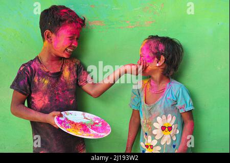 Bangladeschische Kinder aus Khan Tea Garden posieren für Fotos mit bemalten Gesichtern, nachdem sie bei der Feier des Th mit Farben wie Regenbögen geschmückt wurden Stockfoto