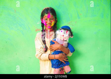 Bangladeschische Kinder aus Khan Tea Garden posieren für Fotos mit bemalten Gesichtern, nachdem sie bei der Feier des Th mit Farben wie Regenbögen geschmückt wurden Stockfoto