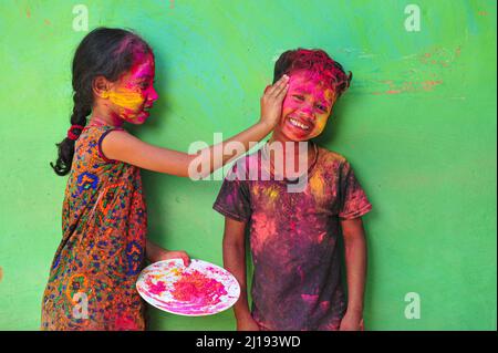 Bangladeschische Kinder aus Khan Tea Garden posieren für Fotos mit bemalten Gesichtern, nachdem sie bei der Feier des Th mit Farben wie Regenbögen geschmückt wurden Stockfoto