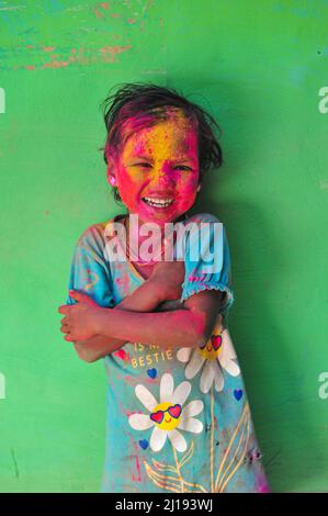 Bangladeschische Kinder aus Khan Tea Garden posieren für Fotos mit bemalten Gesichtern, nachdem sie bei der Feier des Th mit Farben wie Regenbögen geschmückt wurden Stockfoto