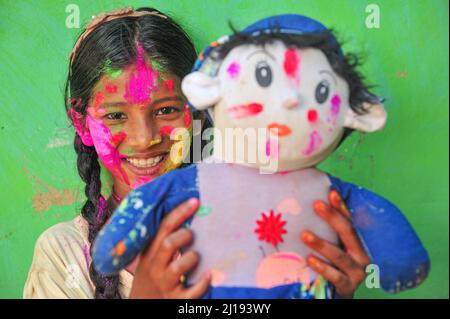 Bangladeschische Kinder aus Khan Tea Garden posieren für Fotos mit bemalten Gesichtern, nachdem sie bei der Feier des Th mit Farben wie Regenbögen geschmückt wurden Stockfoto