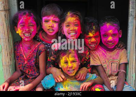 Bangladeschische Kinder aus Khan Tea Garden posieren für Fotos mit bemalten Gesichtern, nachdem sie bei der Feier des Th mit Farben wie Regenbögen geschmückt wurden Stockfoto