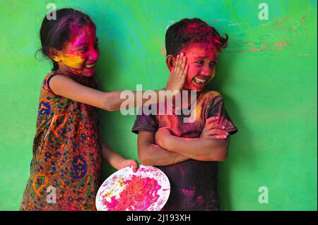 Bangladeschische Kinder aus Khan Tea Garden posieren für Fotos mit bemalten Gesichtern, nachdem sie bei der Feier des Th mit Farben wie Regenbögen geschmückt wurden Stockfoto