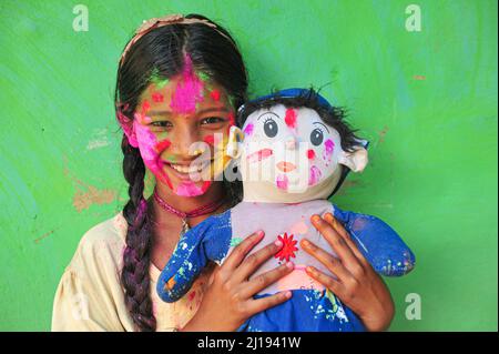 Bangladeschische Kinder aus Khan Tea Garden posieren für Fotos mit bemalten Gesichtern, nachdem sie bei der Feier des Th mit Farben wie Regenbögen geschmückt wurden Stockfoto