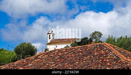 Dach- und Barockkirche in Ouro Preto, Brasilien Stockfoto