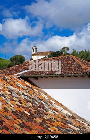 Dach- und Barockkirche in Ouro Preto, Brasilien Stockfoto