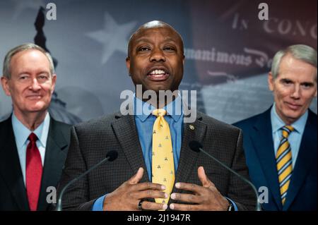 Washington, Usa. 23. März 2022. US-Senator Tim Scott (R-SC) spricht auf einer Pressekonferenz, auf der die Republikaner im Senat den Benzinpreis diskutierten. Kredit: SOPA Images Limited/Alamy Live Nachrichten Stockfoto