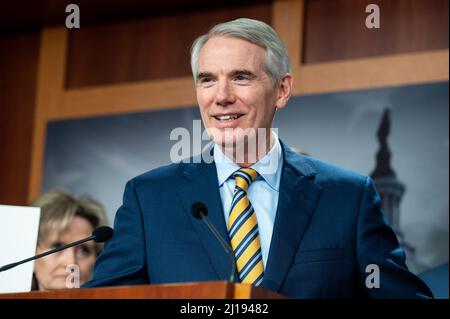 Washington, Usa. 23. März 2022. US-Senator Rob Portman (R-OH) spricht auf einer Pressekonferenz, auf der die Republikaner im Senat den Benzinpreis diskutierten. Kredit: SOPA Images Limited/Alamy Live Nachrichten Stockfoto