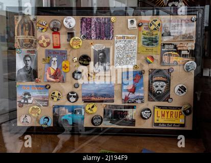 schwarzes Brett im Schaufenster mit Objekten und Erinnerungsstücken aus New Mexico entlang RT.66, Albuquerque, New Mexico Stockfoto