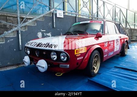 Die Seitenaufnahme eines Oldtimer-Rallyewagens in Esposizion lancia Stockfoto