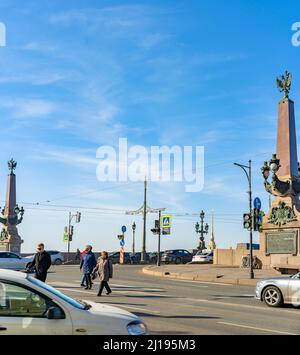 22.03.2022 14:15 Uhr Russland St. Petersburg Perkrestok Liteiny Brücke und Palastdamm. Das Denkmal dem Kommandanten Suworow. Stadtautoverkehr in der Stockfoto