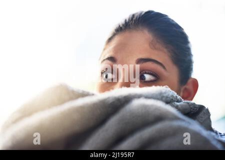 Ich dachte, ich sei vorbereitet. Aufnahme einer Frau, die ihre täglichen Aufgaben zu Hause erledigt. Stockfoto