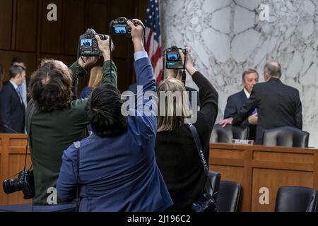 Washington, Usa. 23. März 2022. Mitglieder der Presse fotografieren Senator Richard Durbin D-IL, zweite rechts, während er während der Bestätigungsverhandlung des für den Obersten Gerichtshof nominierten Richters Ketanji Brown Jackson vor dem Justizausschuss des Senats auf dem Capitol Hill in Washington, DC, mit dem US-Senator Chuck Grassley, R-IA, rechts, vertraut. Mittwoch, 23. März 2022. Foto von Ken Cedeno/UPI. Kredit: UPI/Alamy Live Nachrichten Stockfoto