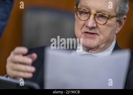 Washington, Usa. 23. März 2022. Der US-Senator John Kennedy R-LA, geht während der Bestätigungsverhandlung von Richter Ketanji Brown Jackson, dem Kandidaten für den Obersten Gerichtshof der USA, vor dem Justizausschuss des Senats auf dem Capitol Hill in Washington, DC, über seine Notizen nach. Mittwoch, 23. März 2022. Foto von Ken Cedeno/UPI Credit: UPI/Alamy Live News Stockfoto