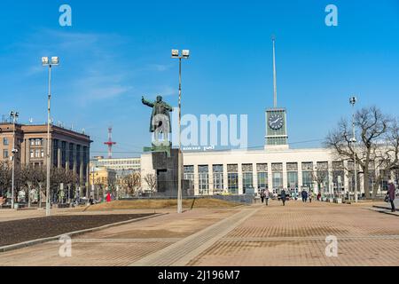 03/22/2022 13:35 Uhr Russland St. Petersburg Lenin-Platz in der Nähe des Bahnhofs Finnland. Denkmal für den kommunistischen Führer Wladimir Lenin, Gründer der Revolution Stockfoto