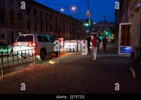 Lviv, Ukraine. 23. März 2022. Ein UN-SUV fährt im nächtlichen Verkehr. (Foto von Ty O'Neil/SOPA Images/Sipa USA) Quelle: SIPA USA/Alamy Live News Stockfoto