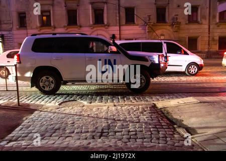 Lviv, Ukraine. 23. März 2022. Zwei Männer sitzen nachts in einem Fahrzeug mit der Kennzeichnung UN. (Foto von Ty O'Neil/SOPA Images/Sipa USA) Quelle: SIPA USA/Alamy Live News Stockfoto