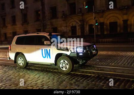 Lviv, Ukraine. 23. März 2022. Ein UN-markiertes SUV macht sich nachts durch den Lviv-Verkehr auf den Weg. (Foto von Ty O'Neil/SOPA Images/Sipa USA) Quelle: SIPA USA/Alamy Live News Stockfoto