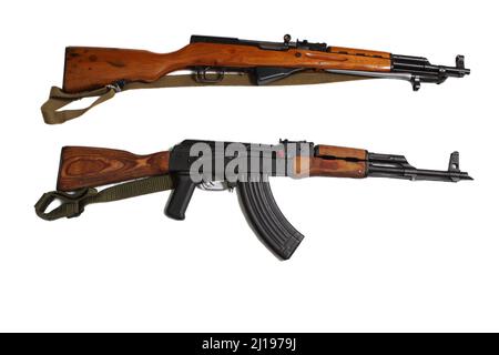 AK 47 und SKS Russische Militärpistolen auf weißem Hintergrund isoliert Stockfoto