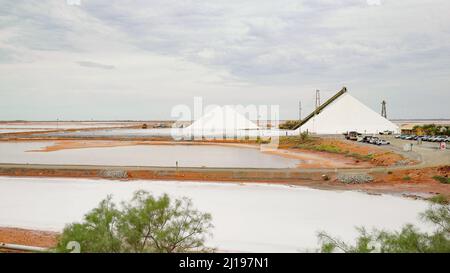 Weite Sicht auf die Salzteiche und den Vorrat am Hafen hedland Stockfoto
