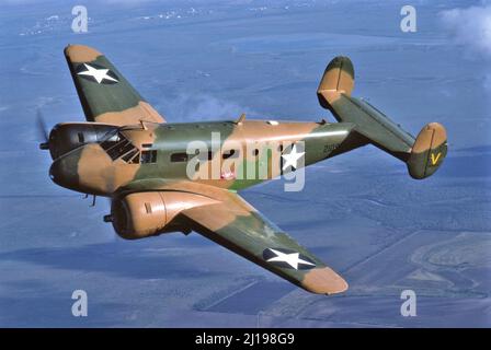 Beechcraft Modell 18 Militärflugzeug mit Doppelmotor. Stockfoto