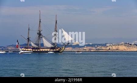 Aus dem 18. Jahrhundert stammende französische Fregatte-Nachbildung des Hafens mit einer Flottille, die den westlichen Maulwurf willkommen heißt. Portimao-Portugal-162 Stockfoto