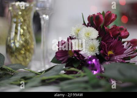 Tischdekorationen mit Blumenmuster bei einer kleinen ländlichen Hochzeitsveranstaltung Stockfoto