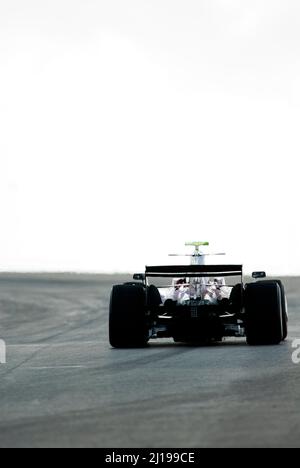 Rennbahn Autodromo do Algarve bei Portimao, Portugal 19.01.2009, Motorsport: Formel-1-Wintervorprüfung – Formel-1-Rennwagen, der einen Hügel in Richtung einer Kurve auf der Strecke hochfährt Stockfoto