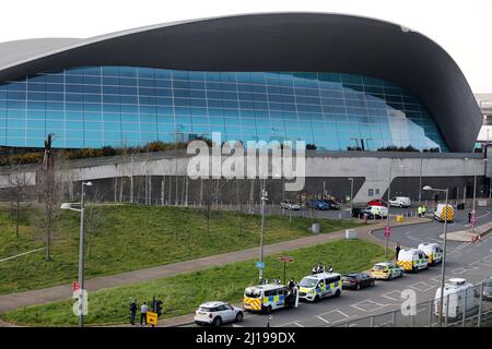 London, Großbritannien. 23. März 2022. Polizeifahrzeuge werden nach einem Vorfall mit einem Gasleck im London Aquatics Center im Queen Elizabeth Olympic Park in London, Großbritannien, am 23. März 2022 gesehen. Kredit: Li Ying/Xinhua/Alamy Live Nachrichten Stockfoto