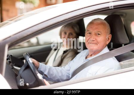 Älteres Ehepaar im Auto sitzen Stockfoto