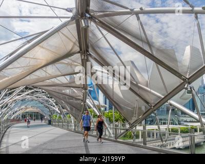 Helix Bridge ist eine Fußgängerbrücke, die das Marina Center mit der Marina South in der Marina Bay Area - Singapur verbindet Stockfoto
