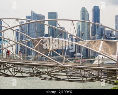 Helix Bridge ist eine Fußgängerbrücke, die das Marina Center mit der Marina South in der Marina Bay Area - Singapur verbindet Stockfoto