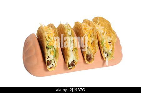 Terrakotta-Taco-Halter mit vier Crunchy Tacos auf weißem Hintergrund Stockfoto