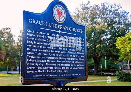 Eine historische Markierung erzählt die Geschichte der Grace Lutheran Church, 5. März 2022, in Mobile, Alabama. Stockfoto