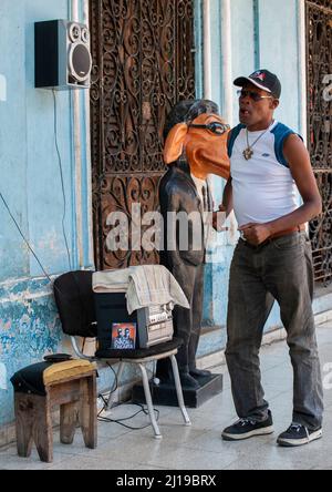 Afrokubanischer Mann tanzt auf einer Straße in Havanna, Kuba. Stockfoto