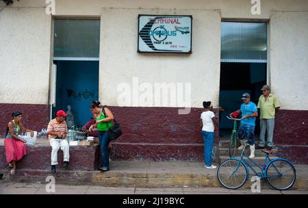 Kubaner vor einem Busbahnhof in Ciego del Avila, Kuba. Stockfoto