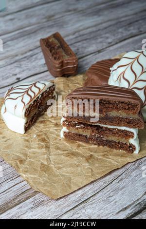 Nahaufnahme des traditionellen brasilianischen Honigkuchens mit weißer Schokoladeneisung in zwei Hälften geschnitten. Mit dulce de leche filling vertical photo. Stockfoto