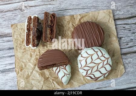 Nahaufnahme des traditionellen brasilianischen Honigkuchens mit weißer Schokoladeneisung in zwei Hälften geschnitten. Mit dulce de leche filling top view. Stockfoto