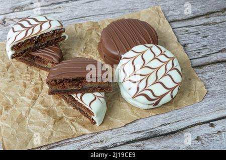 Nahaufnahme des traditionellen brasilianischen Honigkuchens mit weißer Schokoladeneisung in zwei Hälften geschnitten. Mit dulce de leche filling side view. Stockfoto