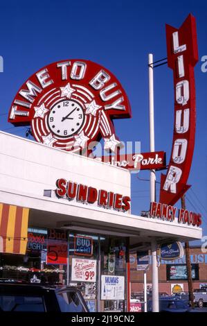 Es ist an der Zeit, einen Spirituosenladen auf dem Ventura Blvd. In Van Nuys, CA, zu kaufen Stockfoto